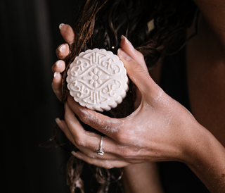 Chemical-Free Dry Shampoos: A Sustainable Choice for Conscious Consumers